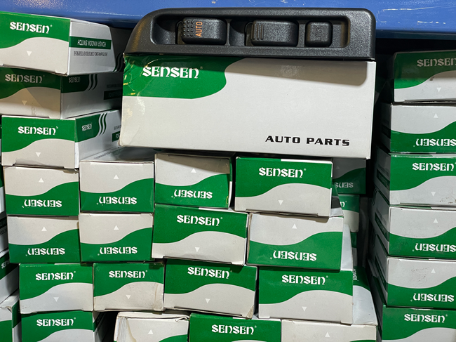 کلید شیشه بالابر سمت راننده ایسوزو ۶تن